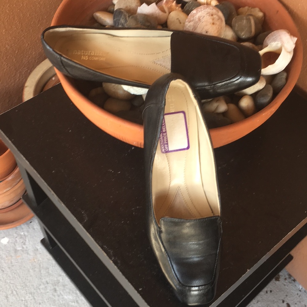 Black Naturalizer comfort pump